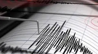 زلزال بقوة  7.4 درجات يضرب وسط إندونيسيا