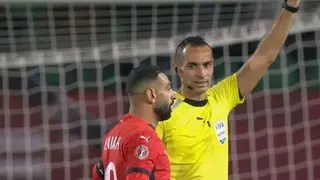 الصافرة الجزائرية تحافظ على الحيادية وتنال إشادة واسعة  في " الكان  : التحكيم الجزائري يصنع الاستثناء في نسخة  مثيرة للجدل