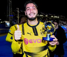 المنتخب الوطني لكرة القدم : رامي بن سبعيني يحتفل بمباراته ال100 مع بوروسيا دورتموند الألماني