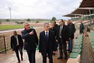 خلال زيارته التفقدية لملعب الوحدة الإفريقية بمعسكر : الوالي  فؤاد عايسي يصر على ضمان جودة الإنجاز واحترام المعايير