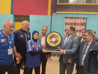 سيدات حواء سعيدة  لكرة اليد يتوجن باللقب  ويعدن إلى القسم الممتاز ....والي سعيدة امومن مرموري  يسلم درع البطولة لبطلات الموسم