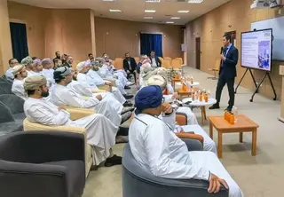 وفد عماني يزور المدرسة الوطنية العليا للذكاء الاصطناعي