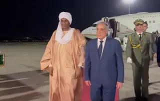 الوزير الأول النيجري يضع إكليلا من الزهور أمام النصب التذكاري المخلد لشهداء  الثورة التحريرية