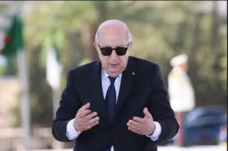 رئيس الجمهورية يعزي أسر ضحايا الحرائق التي شهدتها بعض الولايات في وسط وشرق البلاد ويعلن حدادا وطنيا لمدة 3 أيام ابتداء من اليوم  مع إلغاء كل مظاهر الاحتفالات والمنافسات الرياضية الوطنية