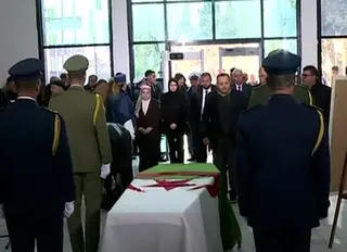 توافد المواطنين على مقر الولاية لإلقاء النظرة الأخيرة على جثمان رئيس الجمهورية الأسبق المجاهد اليامين زروال