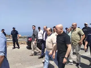 حادث انحراف وانقلاب حافلة لنقل المسافرين ببومرداس : الوزير الأول يقف على  الحالة الصحية للمصابين وظروف التكفل بهم