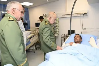 الفريق أول السعيد شنقريحة يتفقد المصابين إثر حادث المرور بولاية بني عباس