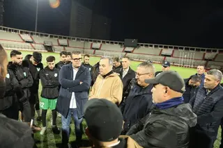 والي وهران يقوم بزيارة تحفيزية لفريق جمعية وهران