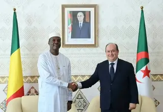 الوزير الأول ورئيس حكومة مالي يحل بالجزائر في زيارة عمل