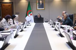 وزير النقل يترأس اجتماعًا حول استراتيجية تسيير وتطوير الموانئ الوطنية