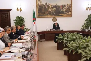 موسم الاصطياف: رئيس الجمهورية يؤكد على ضرورة اتخاذ كافة التدابير لضمان تكفل أفضل بأفراد الجالية