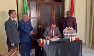 مزيان يوقع على سجل التعازي إثر وفاة وزيري الدفاع والبيئة ومسؤولين سامين آخرين في حادث تحطم  مروحية بغانا