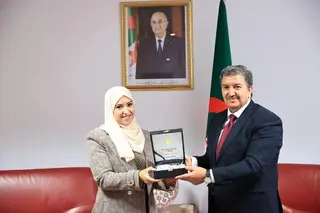 بعد تتويجها بجائزة أفضل تحقيق إذاعي بمصر.....وزير الاتصال يكرم الصحفية لويزة محي الدين