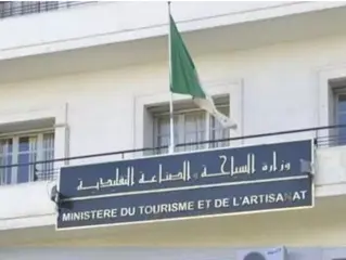 وزارة السياحة تنفي تعرض معتمرين جزائريين للطرد من فندق في مكة المكرمة