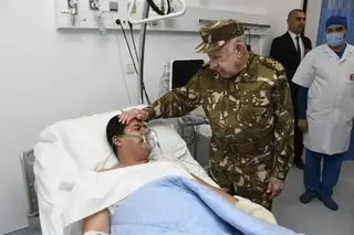 الفريق أول السعيد شنقريحة يتفقد المصابين في حادث تحطم طائرة نقل عسكرية صغيرة