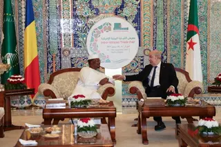 رئيس الجمهورية يجري محادثات ثنائية مع نظيره التشادي بالقاعة الشرفية لمطار  الجزائر الدولي