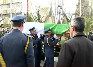 جثمان رئيس الجمهورية الأسبق اليامين زروال يوارى الثرى بالمقبرة  المركزية بحي بوزوران