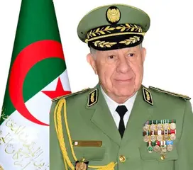 الفريق أول السعيد شنڨريحة يُكرّم بطل العالم، العداء جمال سجّاتي