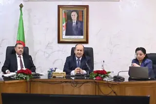 الوزير الأول يترأس اجتماعا مع الولاة لتقييم سير موسم الحصاد والدرس