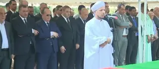 بتكليف من رئيس الجمهورية, الوزير الأول وأعضاء من الحكومة يشاركون في تشييع جنازة ضحايا حريق مؤسسة الطفولة المسعفة بالمحمدية