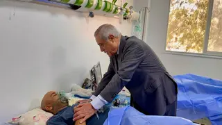 حادث سقوط حافلة بوادي الحراش: الوزير الأول يطمئن على الوضع الصحي للمصابين  بمستشفى زميرلي