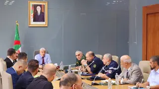 والي وهران يعقد اجتماعا تحضيريا لمباراة الصومال- الجزائر بملعب هدفي ميلود