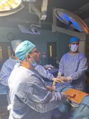 مستشفى اول نوفمبر يجري اول عملية وطنيا :  استئصال فص رئوي بتقنية VATS  عبر مدخل واحد  لفتاة من تلمسان