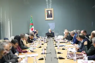 والي وهران يترأس اجتماعا لمناقشة المشاريع المقترحة بعنوان دعم التنمية الاجتماعية والإقتصادية للبلديات لسنة 2025