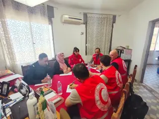 في اجتماع تنسيقي بين الهلال الاحمر وادارة السجون :  قافلة طبية شاملة لتوفر الرعاية الصحية للنزلاء
