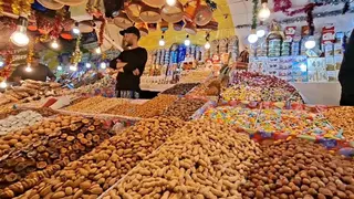 تحضيرا ل "يناير"  :  المكسرات تُزّين سوق المدينة الجديدة