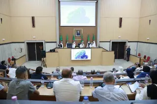 والي وهران يترأس اجتماعاً تنسيقياً لتقييم وتيرة البرامج التنموية  ويشدد على تنظيف الشواطئ والطرق المؤدية إليها