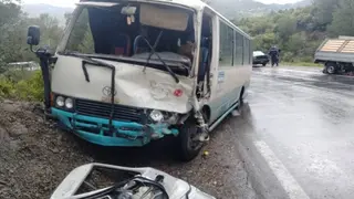 عين الدفلى  : 6جرحى  في اصطدام خطير بين حافلة لنقل المسافرين وشاحنة  بعين التركي