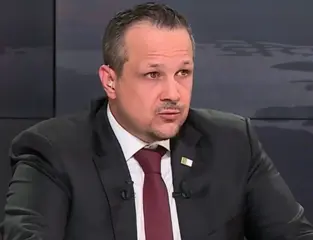 توقيف الصحفي الجزائري بقناة AL24 News الدولية مهدي غزار في باريس  من قبل الشرطة الفرنسية