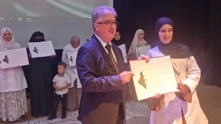 غليزان تحتفي باليوم العالمي للمعلم وتسليم مقررات الإدماج للمتعاقدين