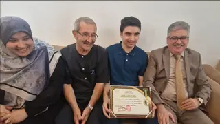 والي غليزان يكرّم صاحب المرتبة الأولى ولائيا في البكالوريا لعور أنس ويثمن إنجازات الولاية ويؤكد:  المحافظة على المرتبة الثانية وطنيا ثمرة جهود الأسرة التربوية والحرص على التميز