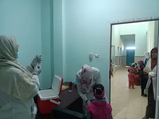 أدرار  توافد كبير للأولياء لتلقيح أطفالهم