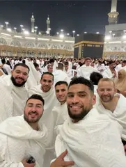 "الخضر" يؤدون مناسك العمرة