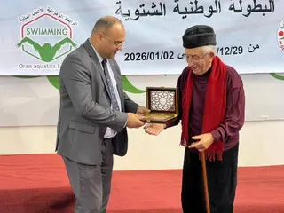 تكريم عميد السباحة الوهرانية  الدولي السابق بن عبورة محمد