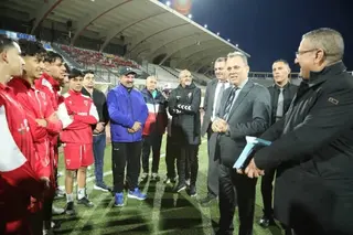 في إطار حرص السلطات على صيانة الملاعب الرياضية بوهران...  برنامج دوري للحفاظ على جودة العشب الطبيعي بملعب هدفي ميلود