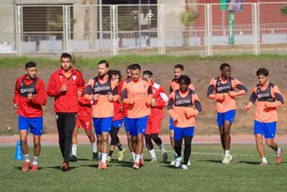 معاقبة مولودية وهران بلعب مبارتين دون جمهور وغرامة مالية