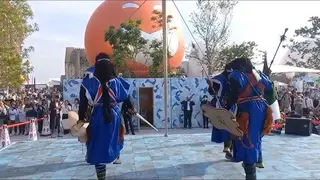 المعرض العالمي بأوساكا : عروض فرقة "أروقاس" من جانت تستقطب اهتمام الجمهور  الياباني