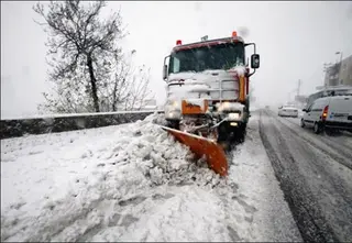 تقلبات جوية: دعوة مستعملي الطريق إلى "التحلي باليقظة" بسبب الثلوج والجليد