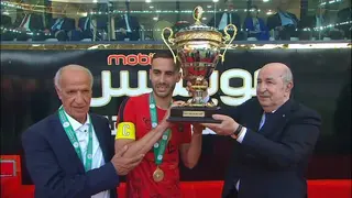 الرئيس عبد المجيد تبون يسلم الكأس لقائد فريق إتحاد الجزائر   نجمة تاسعة تلمع في سماء "سوسطارة"