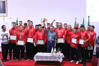 المديرية الجهوية لجمارك وهران تحتفي بأبطال كأس المديرية العامة لكرة القدم