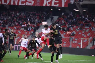 م.وهران 2-1 من. الجزائر .... "الحمراوة"يتصالحون مع الأنصار في سهرة رمضانية مثيرة